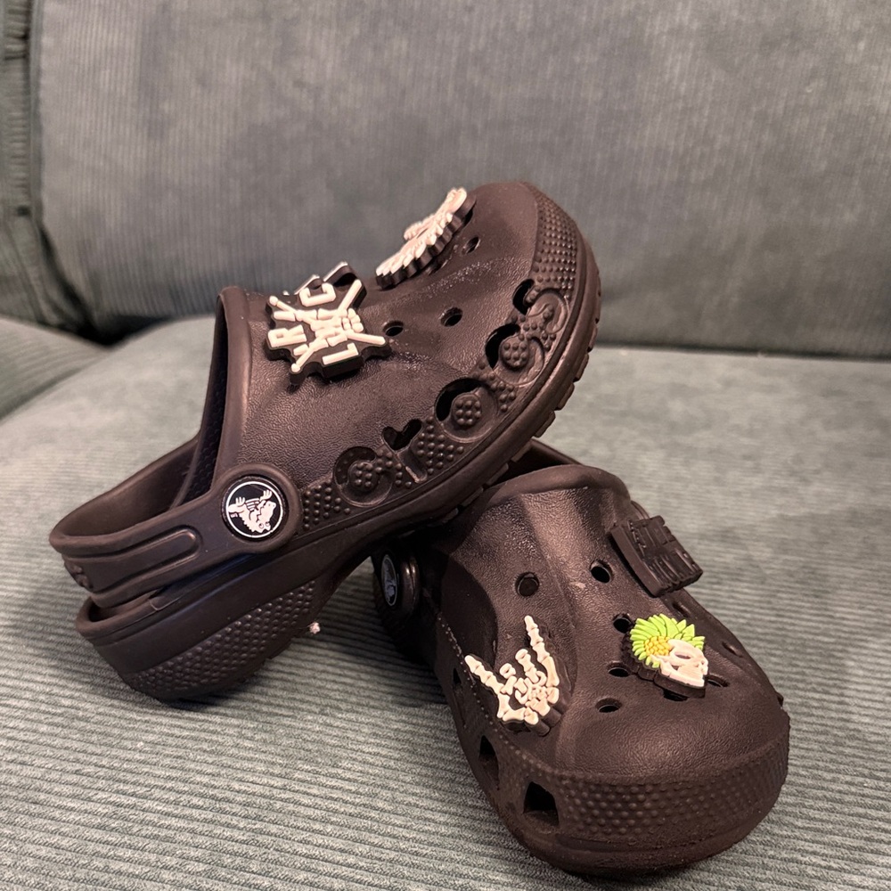 Kids Black Crocs with Rock Charms 🤘🏻
